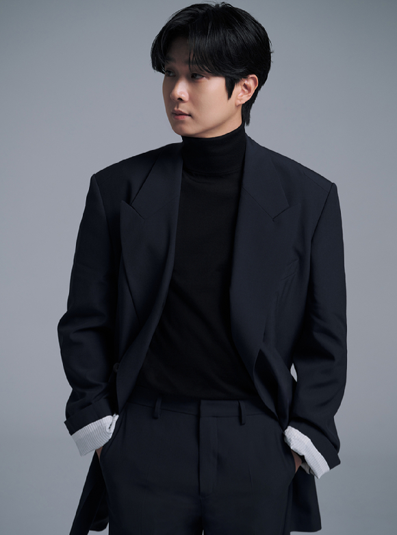 배우 최우식이 영화 '넘버원' 인터뷰에 앞서 포즈를 취하고 있다. [사진=㈜바이포엠스튜디오]