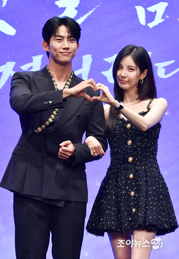 그룹 2PM 옥택연, 소녀시대 서현이 11일 오후 서울 구로구 신도림동 더세인트에서 진행된 KBS2 새 수목드라마 '남주의 첫날밤을 가져버렸다' 제작발표회에 참석해 포즈를 취하고 있다. [사진=문수지 기자]