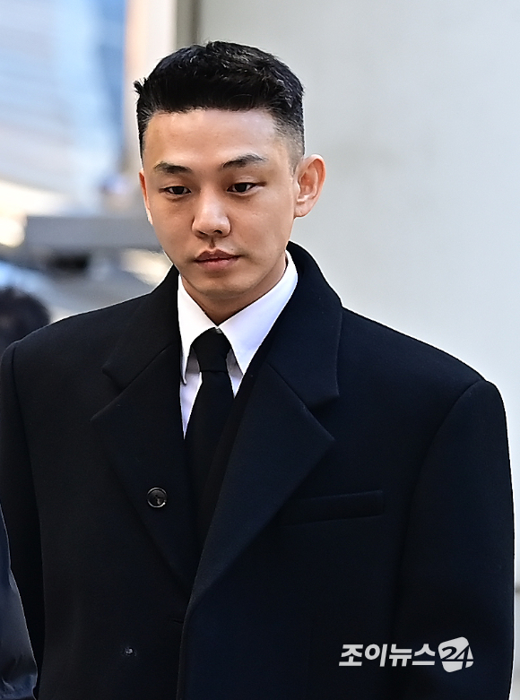 음주운전 뺑소니 혐의로 실형을 선고받고 복역해온 가수 김호중이 30일 오전 경기도 여주 소망교도소에서 가석방 출소하고 있다. [사진=연합뉴스]