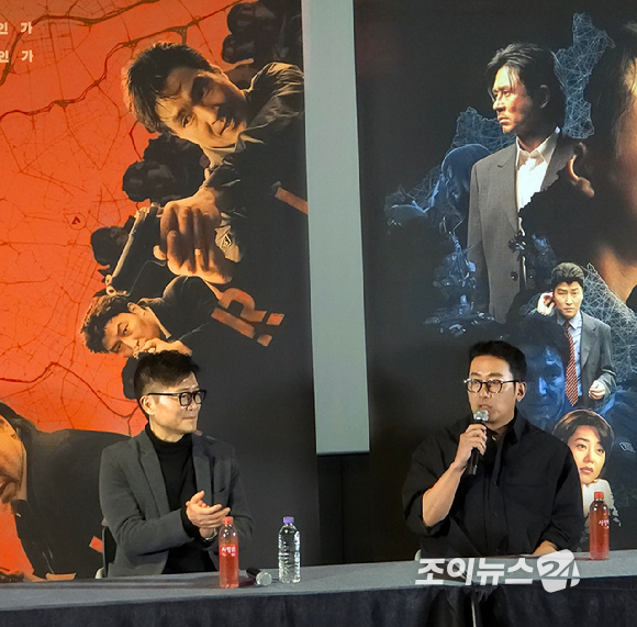 강제규 감독과 하정우가 영화 '쉬리' 4K 리마스터링 버전 GV에서 대화를 나누고 있다. [사진=조이뉴스24 DB]