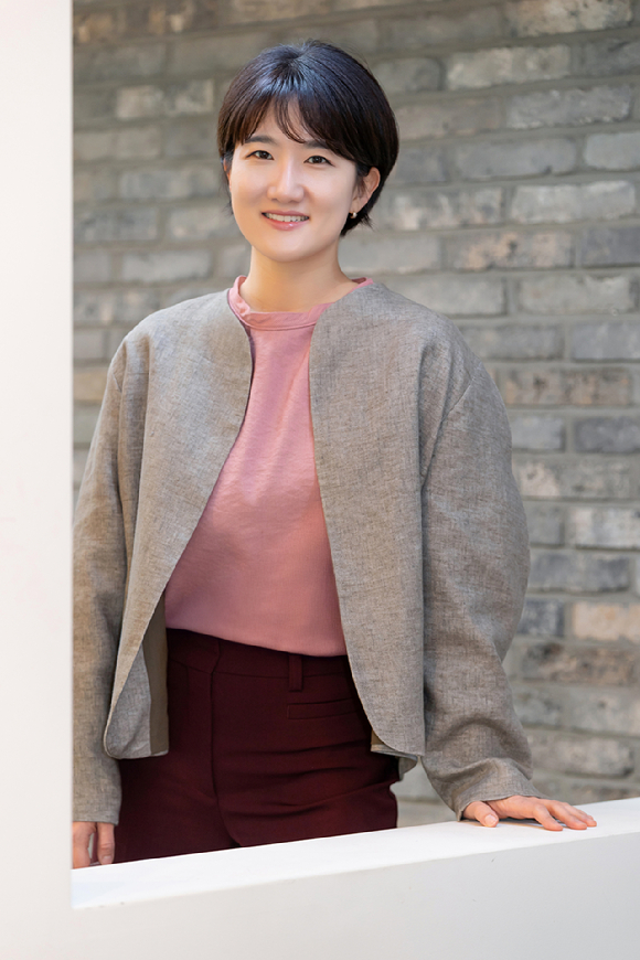 '왕과 사는 남자' 제작사 온다웍스 임은정 대표가 인터뷰에 앞서 포즈를 취하고 있다. [사진=(주)쇼박스]