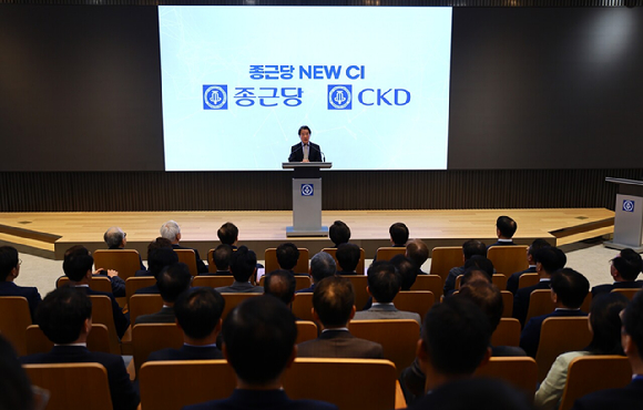 이장한 종근당 회장이 7일 본사에서 열린 창립 84주년 기념식에서 새 CI를 선포하고 있다. [사진=종근당 제공]