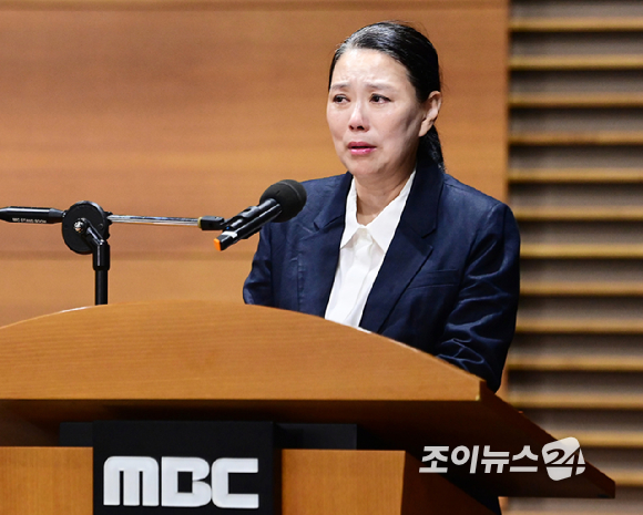 MBC가 15일 오전 서울 상암동 MBC신사옥에서 기상캐스터 故 오요안나의 유족과 합의문 전달식을 한 가운데 고인의 어머니 장연미 씨가 소감을 밝히고 있다. [사진=정소희 기자]