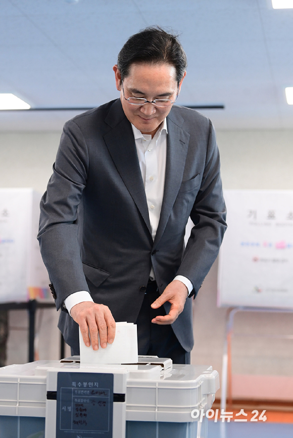 제9회 전국동시지방선거 사전투표 첫날인 29일 오전 서울 용산구 한남동 주민센터에 마련된 사전투표소에서 이재용 삼성전자 회장이 투표를 하고 있다. [사진=정소희 기자]