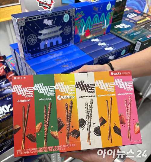 롯데웰푸드의 'K-스낵 하우스'를 찾은 외국인 관광객. [사진=설래온 기자 ]