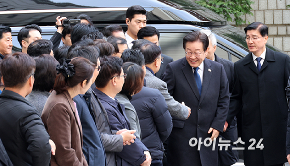 이재명 더불어민주당 대표가 25일 서울 서초구 중앙지방법원에서 열린 위증교사 혐의 사건 1심 선고공판에 출석하고 있다. [사진=사진공동취재단]