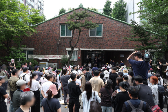 9회 전국동시지방선거 및 국회의원 재&middot;보궐선거 투표용지 부족으로 투표 시간이 오후 10시까지 연장됐던 서울 송파구 잠실7동 제2투표소 앞에서 4일 투표함 반출에 반대하는 시민들이 모여 있다. 2026.6.4 [사진=연합뉴스]
