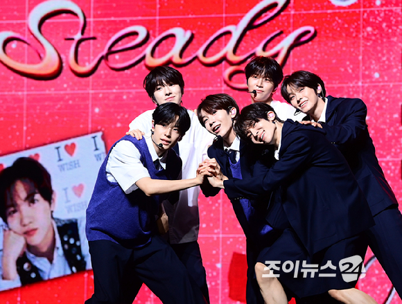 그룹 NCT WISH(NCT 위시)가 24일 오후 서울 한남동 블루스퀘어에서 열린 첫 번째 미니앨범 'Steady(스테디)' 발매 기념 쇼케이스에 참석해 타이틀 곡 '스테디' 무대를 선보이고 있다. [사진=정소희 기자]