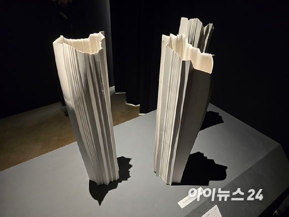 '렉서스 크리에이티브 마스터즈 2025' 최종 우승작인 최선혜 작가의 '깨진 그릇'. [사진=김종성 기자]