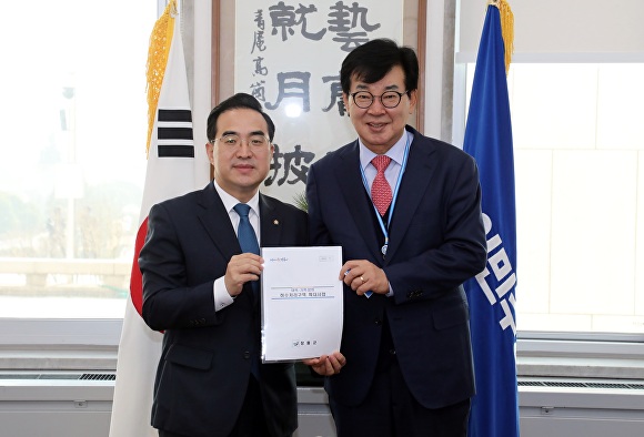 박홍근 원내대표와 김성 장흥군수가 장흥군 현안사업 추진에 대한 협조 관련 문서를 들고 기념촬영을 하고 있다.