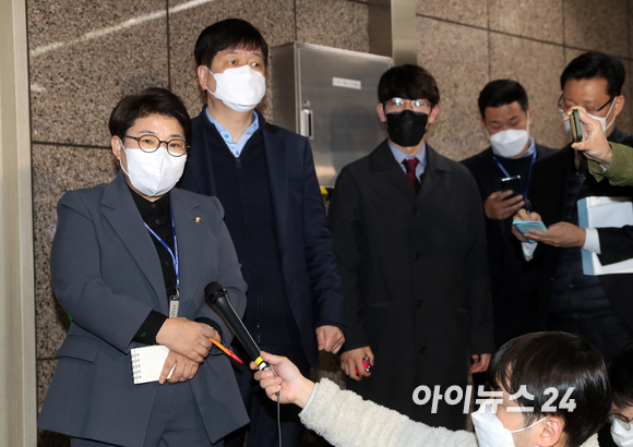 인수위 사회문화복지분과 임이자 간사와 김도식 인수위원이 29일 오전 서울 경복궁역에서 전국장애인차별철폐연대(전장연) 회원들과 면담을 마친뒤 회의실앞에서 브리핑을 하고 있다. [사진=인수위사진기자단]