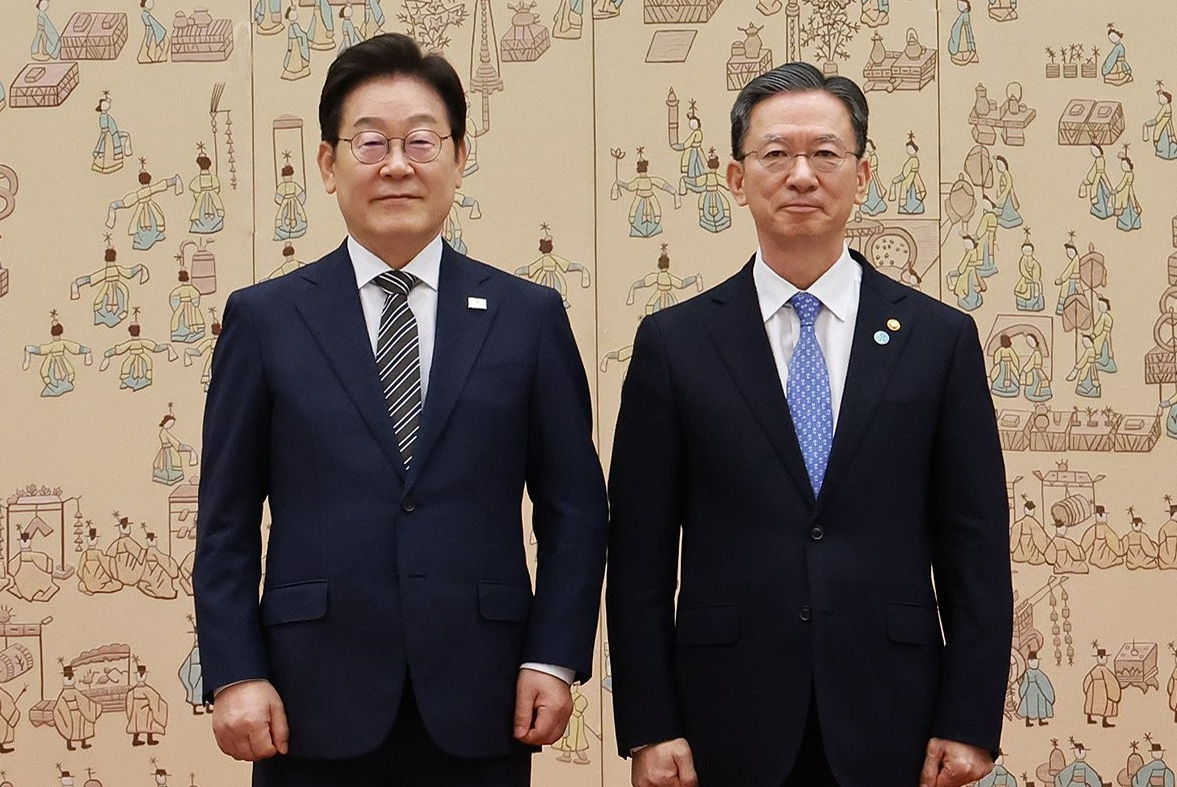 이재명 대통령과 정성호 법무부장관이 지난 4일 청와대에서 열린 국무회의에서 국민의례를 하고 있다. 2026.8.4 [청와대통신사진기자단] [사진=연합뉴스]