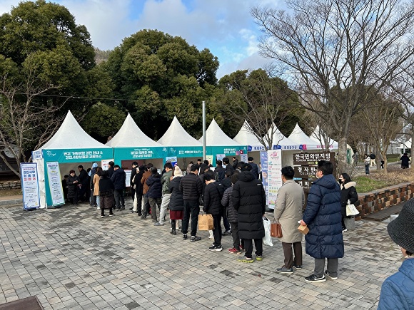 강진청자축제를 찾은 관광객들이 강진사랑상품권 나눔 이벤트 참여를 위해 줄을 서고 있다 [사진=강진군]