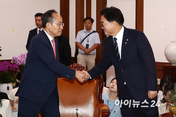 우원식 국회의장(오른족)과 추경호 국민의힘 원내대표가 21일 오후 서울 여의도 국회 의장실에서 가진 원 구성 관련 회동에서 악수하고 있다. [사진=곽영래 기자]