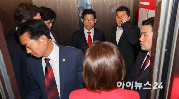 김문수 국민의힘 대선 후보가 4일 서울 여의도 당사에서 대선 결과에 승복하는 기자회견을 한 뒤 승강기에 탑승해 굳은 표정을 하고 있다. [사진=정소희 기자]