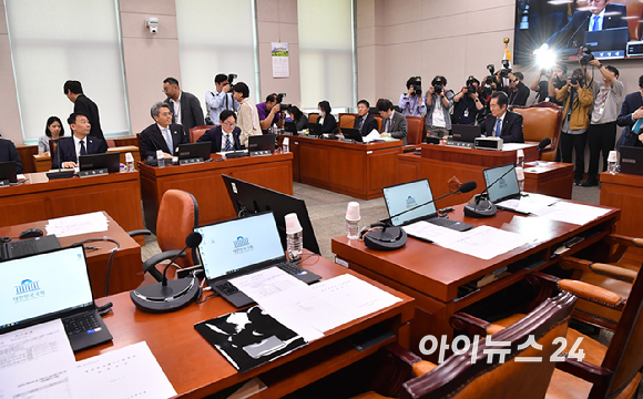 정청래 국회 법제사법위원회 위원장이 7일 오후 서울 여의도 국회에서 열린 법사위 전체회의를 주재하고 있다. [사진=곽영래 기자]