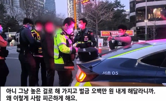 서울 강남 일대에서 음주운전을 해 차량 7대를 추돌한 40대 남성이 경찰과 실랑이를 벌이고 있다. [사진=SBS 보도화면 캡처]