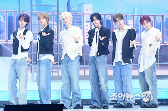 그룹 투어스 신유와 도훈이 27일 오후 서울 광진구 광장동 예스24라이브홀에서 열린 투어스(TWS) 미니 5집 'NO TRAGEDY' 발매 기념 쇼케이스에서 참석하고 있다. [사진=정소희 기자]