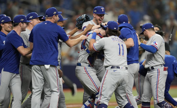 MLB 텍사스 선수들이 5일(한국시간) 열린 탬파베이와 아메리칸리그 와일드카드 시리즈 2차전 승리로 디비전 시리즈행을 확정하자 그라운드로 나와 기쁨을 나누고 있다. [사진=뉴시스]