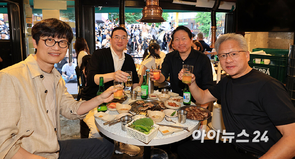 젠슨 황 엔비디아 최고경영자(CEO)가 5일 서울 마포구 서교동의 한 고깃집에서 최태원 SK회장, 구광모 LG회장, 이해진 네이버 의장과 삼겹살 회동을 하고 있다. [사진=곽영래 기자]