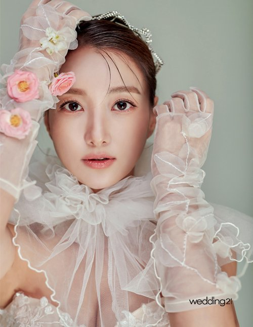 배우 이인혜가 결혼을 앞두고 웨딩화보 촬영을 진행하고 있다. [사진=웨딩21]