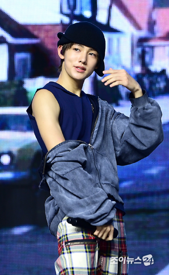 그룹 코르티스 성현이 18일 오후 서울 용산구 블루스퀘어에서 열린 코르티스(CORTIS) 데뷔 쇼케이스 '컬러 아웃사이드 더 라인스'(COLOR OUTSIDE THE LINES)에서 멋진 무대를 선보이고 있다. [사진=정소희 기자]