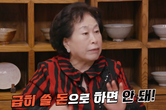 2021년 방송에 출연해 SK하이닉스 투자 방법을 설명한 전원주 [사진=카카오TV 캡처]