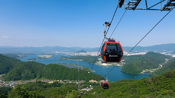 삼악산 호수 케이블카 상부에서 내려다본 의암호와 춘천시 전경. [사진=소노인터내셔날]