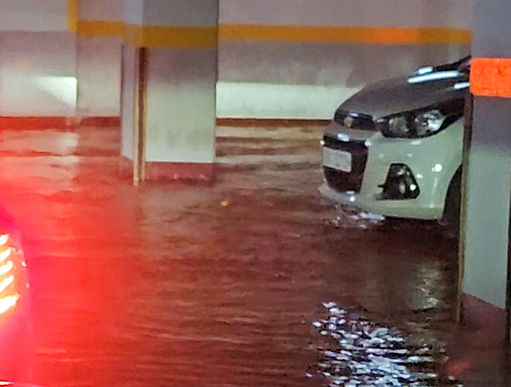 호우 특보가 발효된 3일 오후 전남 무안군 해제면 한 주택이 빗물로 잠겨 있다. 2025.8.3 [사진=연합뉴스(전남소방본부 제공)]