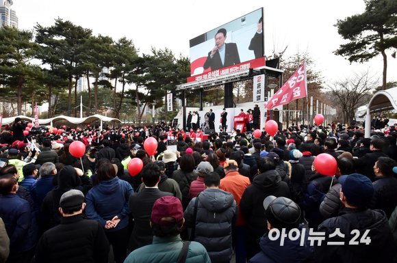 윤석열 국민의힘 대선 후보가 7일 경기 화성시 동탄센트럴파크에서 열린 '젊은 화성, 아이 키우기 좋은 나라 만들기' 유세에서 지지를 호소하고 있다. [사진=국회사진취재단]