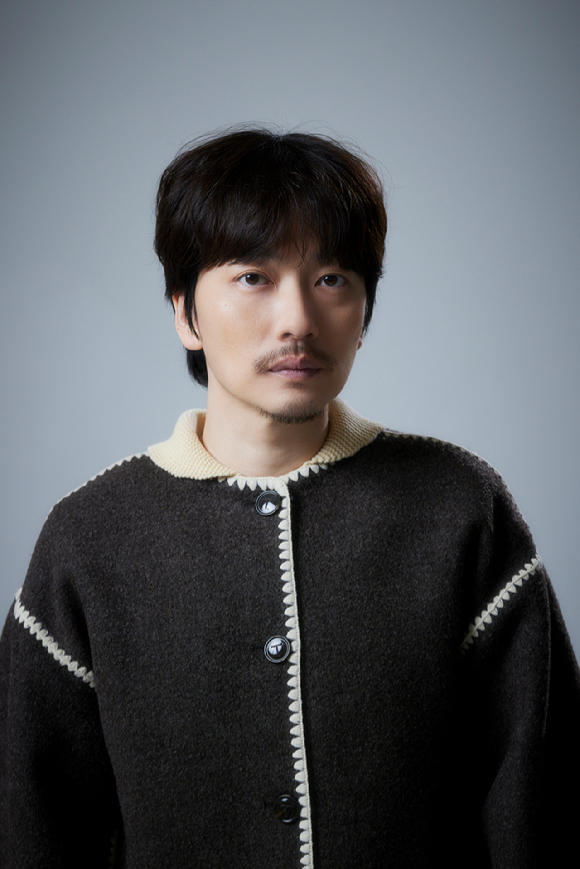 배우 이동휘가 영화 '메소드연기' 인터뷰에 앞서 포즈를 취하고 있다. [사진=㈜바이포엠스튜디오]