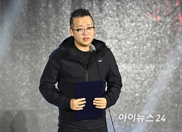 기술&middot;창작상 그래픽 부분을 수상한 네오플 이규철 실장이 12일 오후 부산 해운대구 벡스코에서 열린 '2025 대한민국 게임대상'에서 소감을 전하고 있다. [사진=곽영래 기자]