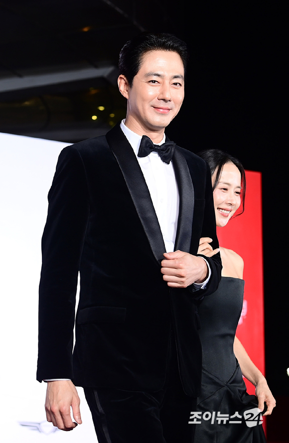'가능한 사랑' 배우 조인성이 6일 부산 해운대구 영화의전당에서 열린 제31회 부산국제영화제 개막식 레드카펫 행사에 참석하고 있다. [사진=정소희 기자]