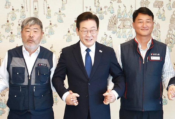 이재명 대통령이 4일 서울 용산 대통령실 청사에서 열린 양대노총 위원장과의 오찬 간담회에 참석해 김동명 한국노총 위원장(왼쪽), 양경수 민주노총 위원장과 기념촬영을 하며 손을 잡고 있다. 2025.9.4 [사진=연합뉴스]