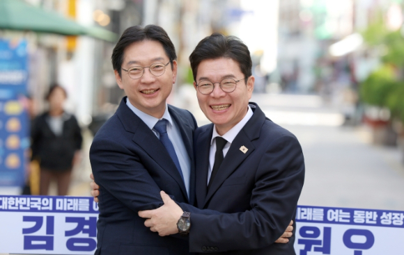 정원오(오른쪽) 더불어민주당 서울시장 후보와 김경수 경남지사 후보가 21일 경남 창원시 마산합포구 창동 사거리에서 &lsquo;서울-경남 상생협력 공동선언&rsquo;을 발표한 뒤 활짝 웃고 있다. [사진=연합뉴스]