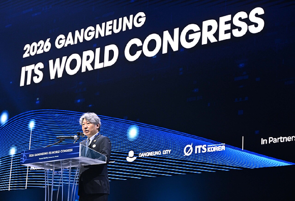 19일 강원 강릉컨벤션센터에서 열린 '2026 강릉 ITS 세계총회' 개회식에서 유정훈 조직위원장과 홍지선 국토교통부 장관, 우상호 강원도지사, 김중남 강릉시장 등 참석자들이 기념 촬영하고 있다. [사진=강릉 ITS 조직위]