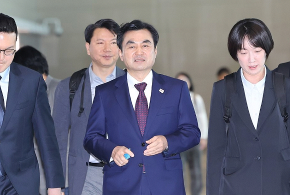 미국을 방문하는 안규백 국방부 장관이 10일 인천국제공항 제2터미널 출국장으로 이동하고 있다. [사진=연합뉴스]