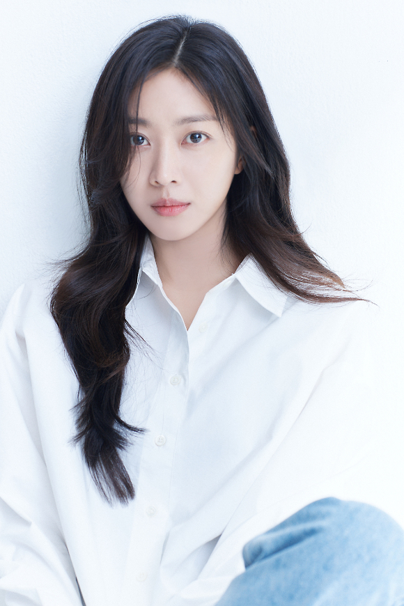 배우 조보아가 넷플릭스 시리즈 '탄금' 인터뷰에 앞서 포즈를 취하고 있다. [사진=엑스와이지 스튜디오]