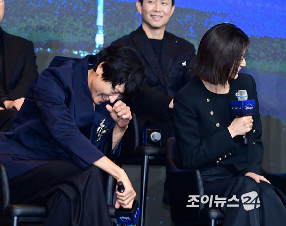 배우 강동원과 전지현이 2일 오전 서울 종로구 포시즌스 호텔에서 진행된 디즈니 플러스 오리지널 시리즈 '북극성' 제작발표회에 참석하고 있다. [사진=정소희 기자]