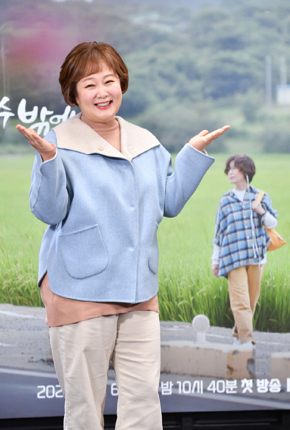 '한번쯤 멈출 수밖에' 제작발표회에 참석한 이선희 이금희 [사진=KBS]