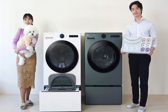 LG전자 모델이 세탁건조 업가전의 '펫케어 코스'를 소개하고 있다. [사진=LG전자]
