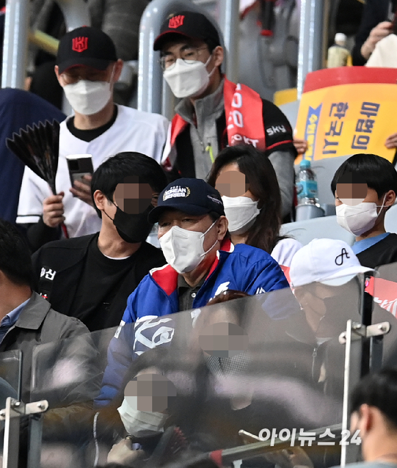 14일 서울 고척스카이돔에서 '2021 신한은행 SOL KBO리그' KT 위즈와 두산 베어스의 한국시리즈 1차전이 진행됐다. 윤석열 국민의힘 대선 후보가 야구장을 찾아 한국시리즈를 관람하고 있다. [사진=김성진 기자]