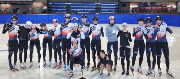 한국 남녀쇼트트랙대표팀이 오는 9월 4일까지 캐나다 캘거리에서 해외 전지훈련을 진행한다. 쇼트트랙대표팀 선수단이 출국에 앞서 기념촬영하고 있다.  [사진=대한빙상경기연맹]