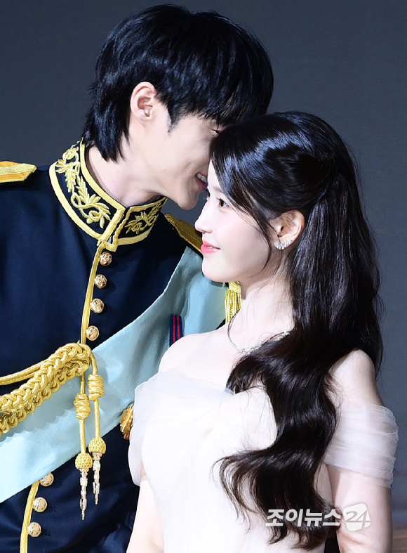 배우 변우석과 아이유가 6일 서울 조선팰리스 강남 호텔에서 진행된 MBC 금토드라마 '21세기 대군부인' 제작발표회에 참석하고 있다. [사진=정소희 기자]