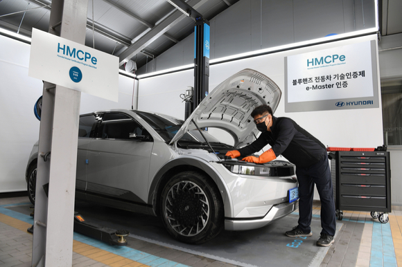 '현대 전동차 마스터 인증 프로그램(HMCPe)'을 통해 'e-마스터' 등급을 획득한 엔지니어가 현대차의 '아이오닉 5' 차량을 정비하는 모습. [사진=현대자동차]