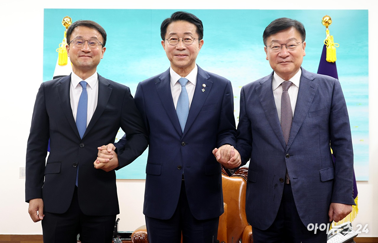 조정식 국회의장이 11일 오후 서울 여의도 국회의장 집무실에서 여야 원내대표와 회동 전 기념촬영을 하고 있다. 왼쪽부터 한병도 더불어민주당 원내대표, 조 국회의장, 정점식 국민의힘 원내대표. [사진=곽영래 기자]