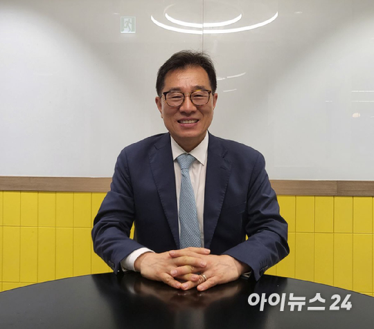 임종인 고려대 정보보호대학원 석좌교수가 22일 본지와 인터뷰를 하고 있다. [사진=김혜경 기자]