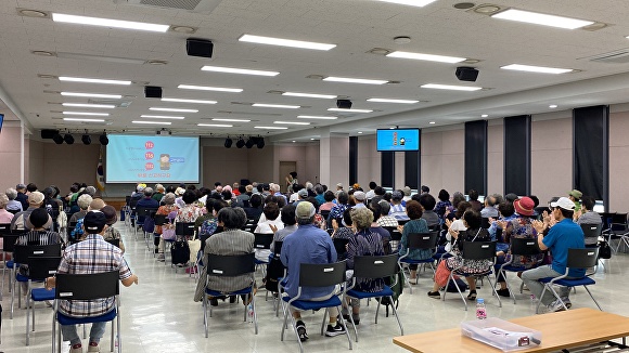  용인시가 지난달 22일 수지구청에서 대인노인회 수지구지회 노인대학 어르신을 대상으로 보이스피싱 예방 교육을 진행하고 있다. [사진=용인시]