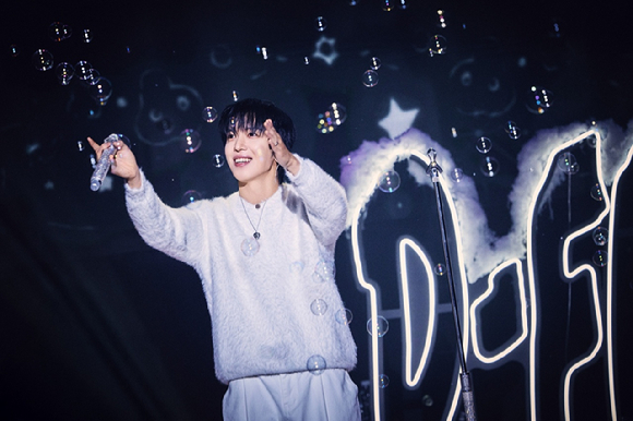 씨엔블루 정용화가 앙코르 콘서트 2025 JUNG YONG HWA D-FREE LIVE 'Director's Cut : After The Credit'(2025 정용화 디-프리 라이브 '디렉터스 컷 : 애프터 더 크레딧')을 개최하고 팬들을 만나고 있다. [사진=FNC엔터테인먼트]