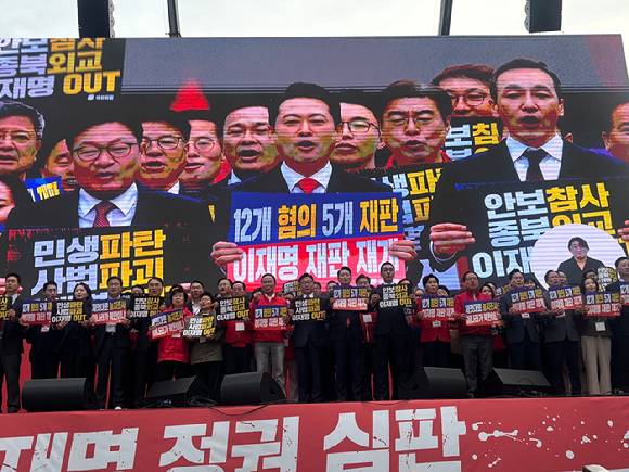 더불어민주당 김민석 대표가 3일 부산 부산진구 전포동의 한 카페에서 열린 청년 간담회에서 발언하고 있다. [사진=연합뉴스]